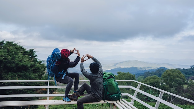 Os casais asiáticos viajam natureza nas montanhas no inverno. campo natural do toque no doi inthanon em tailândia.