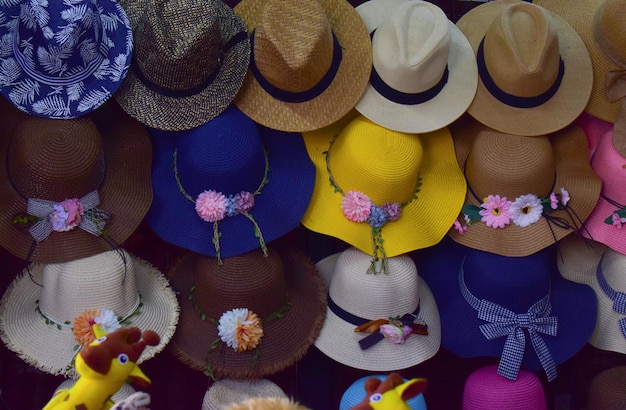 Foto os chapéus são chapéus multicoloridos.