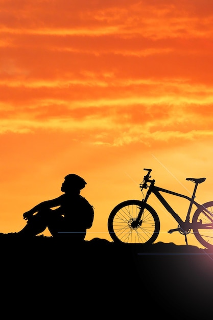 Foto os ciclistas de montanha estão relaxando à noite, os ciclistas de aventura à noite, o conceito de viagem de aventura.