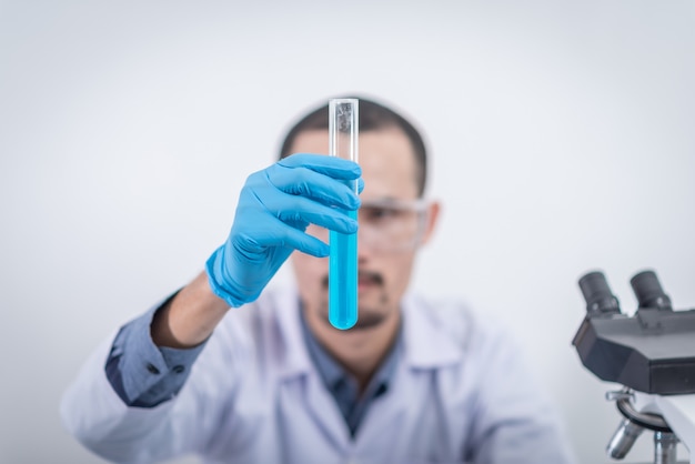 Os cientistas estão pesquisando em um laboratório químico Experimentação científica, inovação