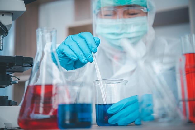 Foto os cientistas estão pesquisando vacinas contra vírus no laboratório de ensino de ciências da medicina no laboratório.