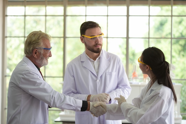 Os cientistas estão trabalhando em laboratórios de ciências.