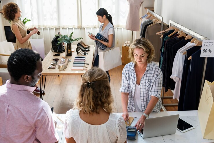 Foto os clientes estão escolhendo coisas em uma loja de roupas
