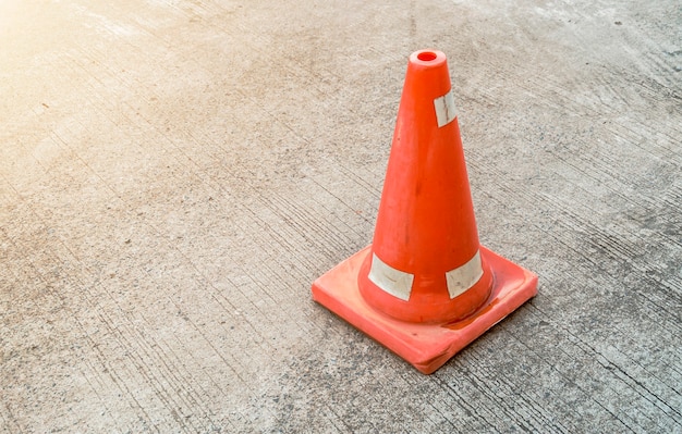 Os cones de trânsito estão localizados na superfície do cimento.