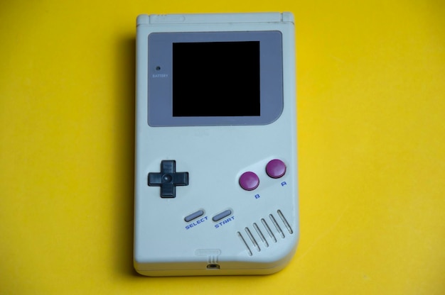 Os consoles de jogos portáteis nos anos 90 eram muito populares.