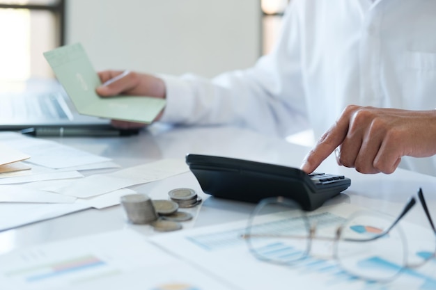 Os contabilistas estão a usar calculadoras para calcular orçamentos e investimentos.