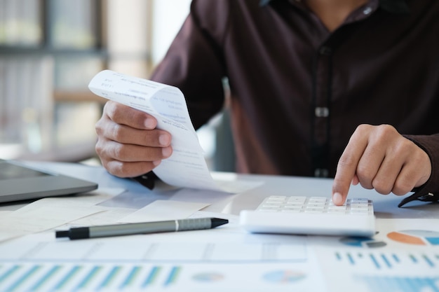 Os contabilistas estão a usar calculadoras para calcular orçamentos e investimentos.