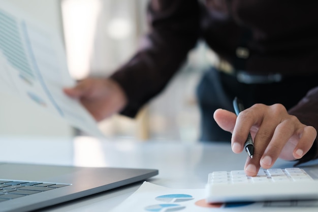 Foto os contabilistas estão a usar calculadoras para calcular orçamentos e investimentos.