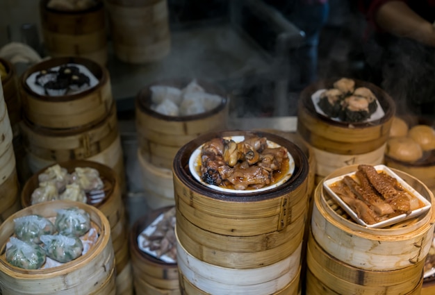 Os cookies chineses fumegantes estão na cozinha