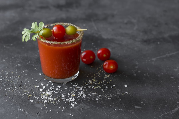 Os coquetéis Spicy Vodka Bloody Mary são servidos com legumes em conserva (tomate, azeitona e aipo).