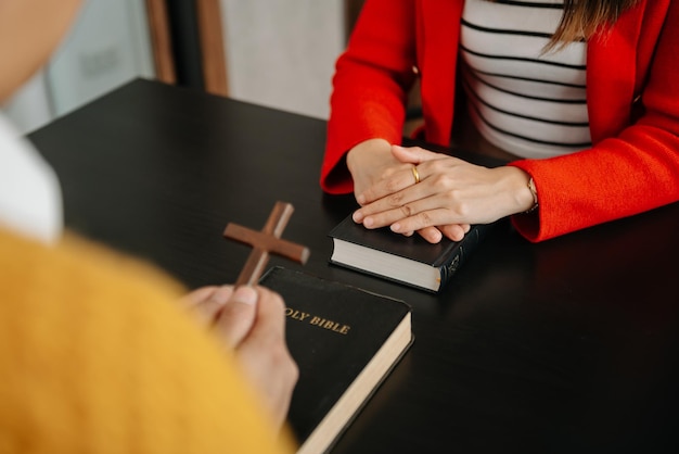 Os cristãos são congregantes dão as mãos para orar e buscar as bênçãos de Deus, a Bíblia Sagrada, estudar a Palavra de Deus