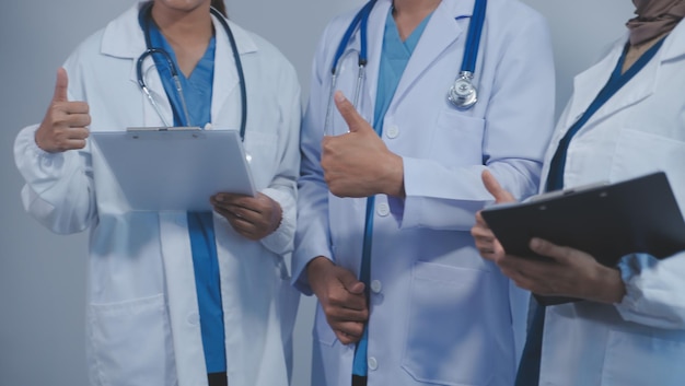 Os cuidados de saúde de qualidade têm tudo a ver com colocar o paciente no centro. Fotografia de um grupo de médicos a ter uma discussão num hospital.