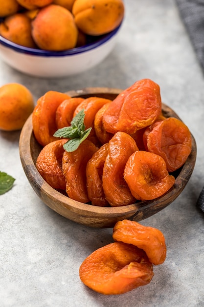 Os damascos secos são populares na culinária, frutas secas doces, alimentos saudáveis, preparação de compotas