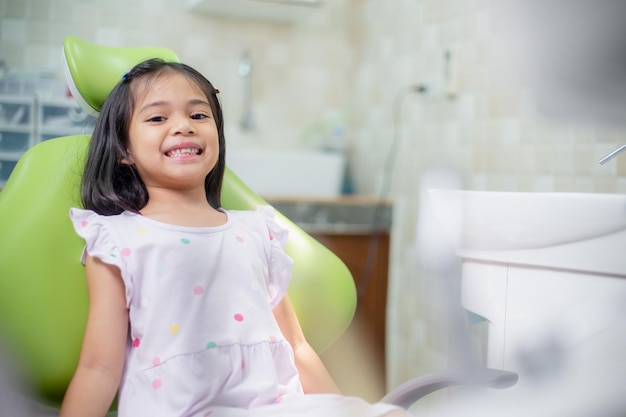 Os dentes das meninas asiáticas são saudáveis no consultório odontológico Atendimento odontológico Atendimento odontológico