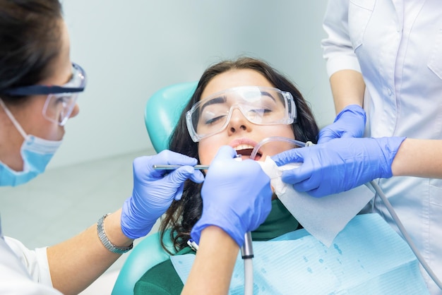 Os dentistas estão trabalhando com o paciente