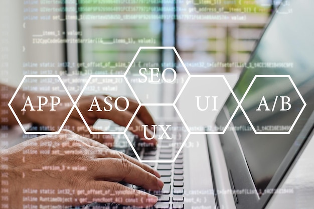 Os desenvolvedores trabalham em casa Os programadores escrevem aplicativos de codificação para uso com serviços empresariais na Internet Os programadores sentam e escrevem programas com seus laptops Close up Fundo desfocadoxA