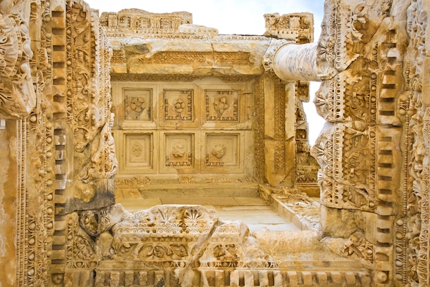 Os detalhes da biblioteca celsus da antiga éfeso em kusadasi, turquia