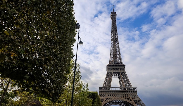 Os detalhes da Torre Eiffel em Paris, setembro de 2017