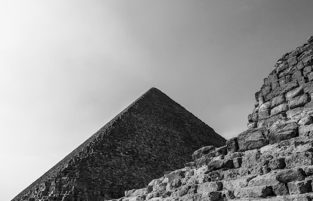 Os detalhes em preto e branco da Grande Pirâmide de Khufu no Complexo da Pirâmide de Gizé, Egito