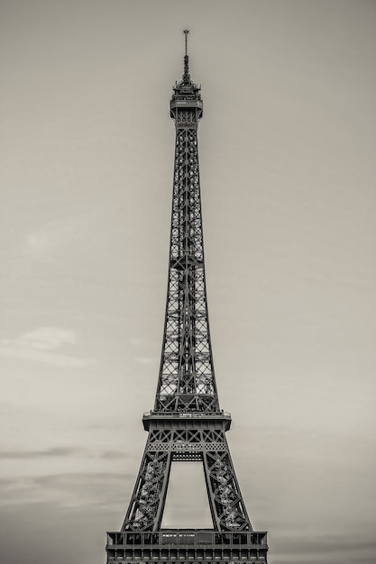 Os detalhes em preto e branco da Torre Eiffel em Paris