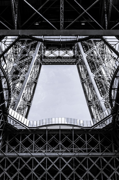 Os detalhes em preto e branco da torre eiffel em paris