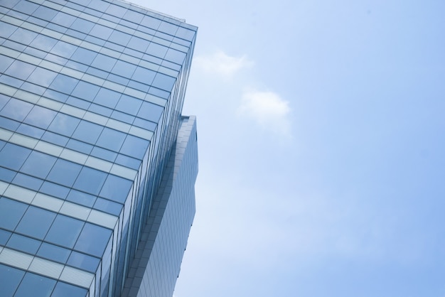 Os detalhes mostram edifícios financeiros modernos contra a superfície azul