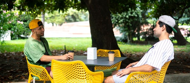 Os dois amigos homens conversam e conversam, ao ar livre