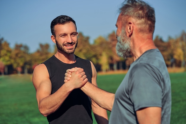 Os dois desportistas felizes cumprimentando ao ar livre