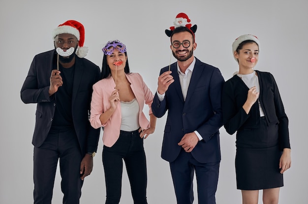 Foto os empresários celebrando o natal no escritório