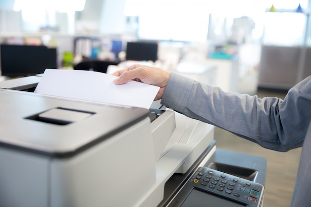 Foto os empresários colocam um papel nas fotocopiadoras.