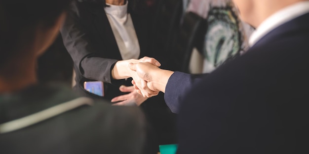 Os empresários estão apertando a mão para o aperto de mão da entrevista de emprego para ter sucesso em participar de um trabalho