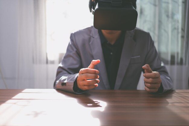 Os empresários estão usando óculos de realidade virtual no mundo do metaverso virtual.