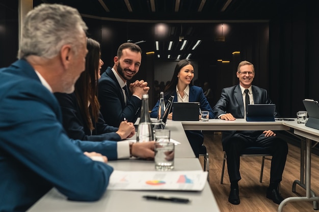 Os empresários na reunião