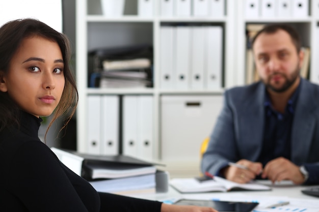 Os empresários têm uma discussão mulher dar entrevista ao gerente gostaria de obter novo emprego