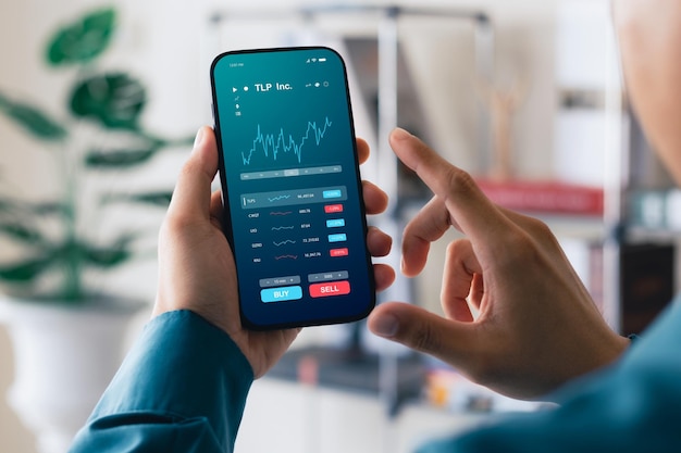 Os empresários trabalham com investimentos no mercado de ações usando smartphones para analisar dados de negociação smartphone com gráfico de bolsa de valores na tela Mercado de ações financeiro