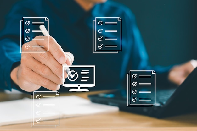 Os empresários usam computadores para fazer questionários, listas de verificação on-line, preencher listas de verificações, formulários digitais, gerenciamento de arquivos eletrônicos e arquivos digitais são preenchidos por telas de notebook virtuais.