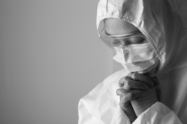 Os enfermeiros estão desanimados com a pandemia covid-19.