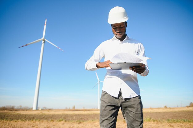 Os engenheiros estão investigando a turbina eólica.