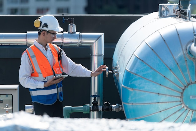 Os engenheiros inspecionam os sistemas de ar condicionado e de água concluídos para continuar a verificar