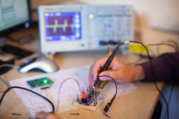 Os engenheiros trabalham com dispositivos de medição elétricos