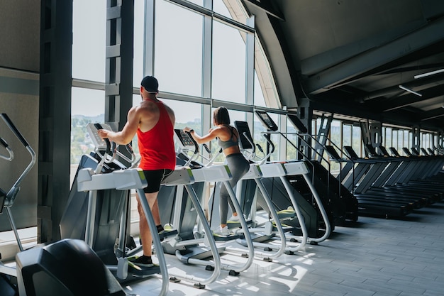 Os entusiastas de fitness em ambientes fechados, incluindo homens e mulheres, estão participando de um grupo enérgico.