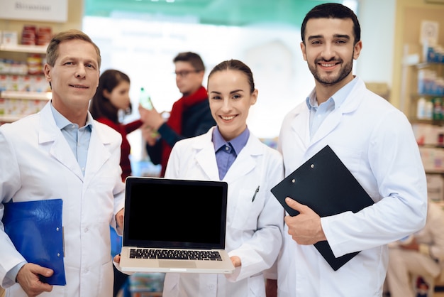 Os farmacêuticos estão posando na câmera.