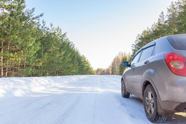 Os faróis de um carro Closeup da luz traseira de um carro em uma estrada de inverno