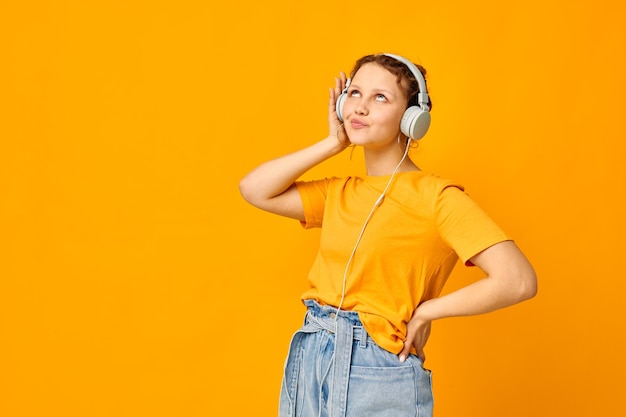 Os fones de ouvido do estilo do verão da mulher bonita dançam fundos isolados inalterados