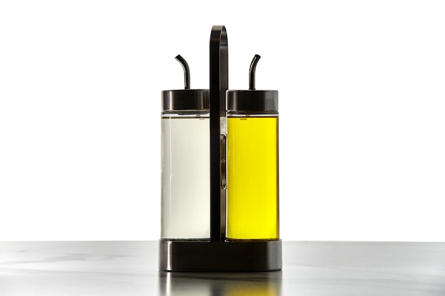 Os frascos para armazenar óleo de cozinha ou vinagre são colocados em um suporte de metal