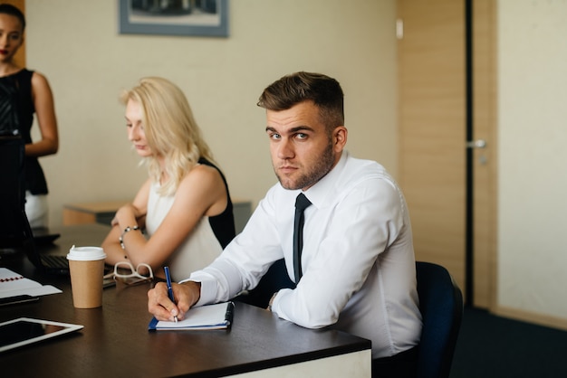 Os funcionários da empresa estão discutindo o acordo. Se encontrando, idéia