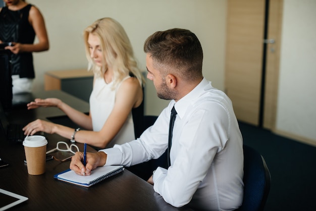 Os funcionários de sucesso no escritório discutem novos projetos. Finanças empresariais