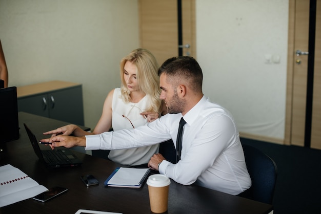 Os funcionários de sucesso no escritório discutem novos projetos. Finanças empresariais