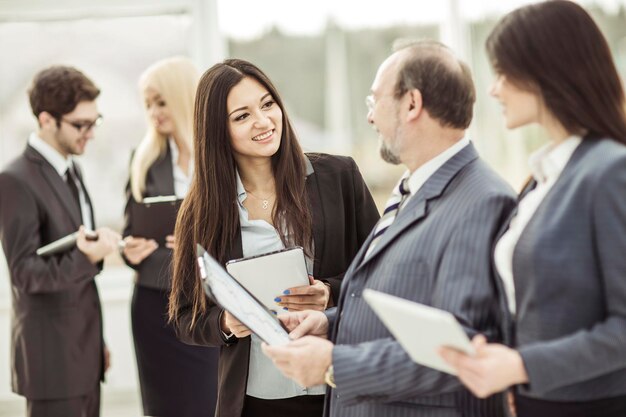 Os funcionários discutem seus objetivos antes do início do workshop