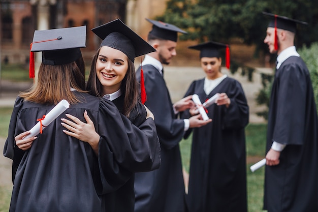 Os graduados se alegram juntos